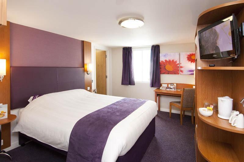 Premier Inn Premier Inn Уелингбъро Екстериор снимка