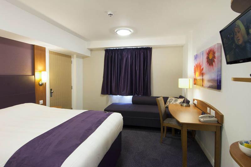 Premier Inn Premier Inn Уелингбъро Екстериор снимка